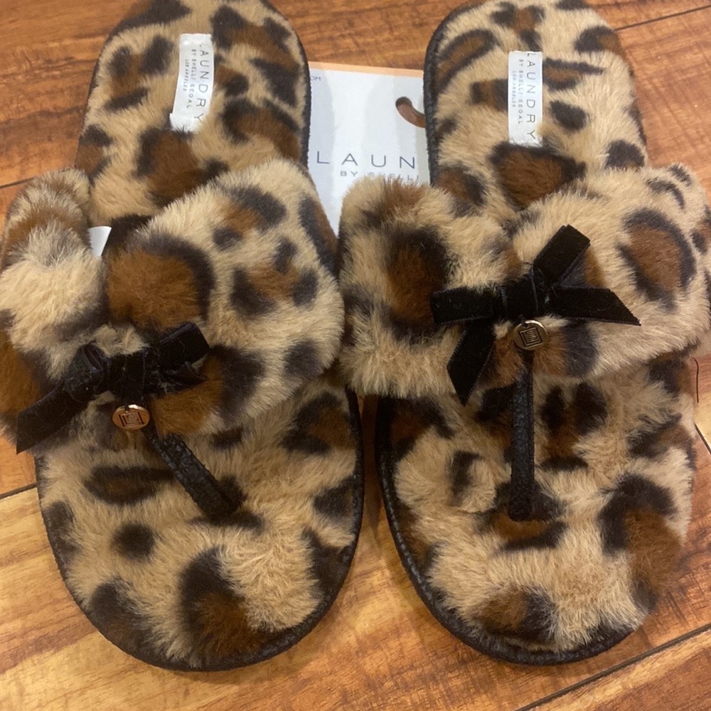 Leopard fuzzy slippers